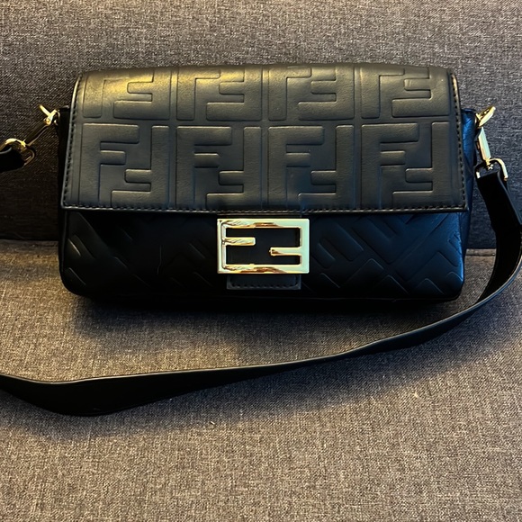 Fendi Baguette Logo Shoulderbag - Picture 4 of 16